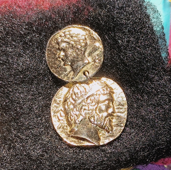 🏛️ Vintage Goldtoned Greco-Roman Head Pierced Dangle Earrings - Picture 5 of 14